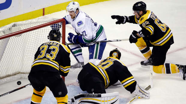 daniel-sedin-canucks-goals-leader.jpg